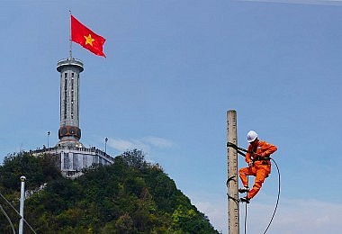Abolish all regulations on transferring power projects (using state capital) to EVN for management
