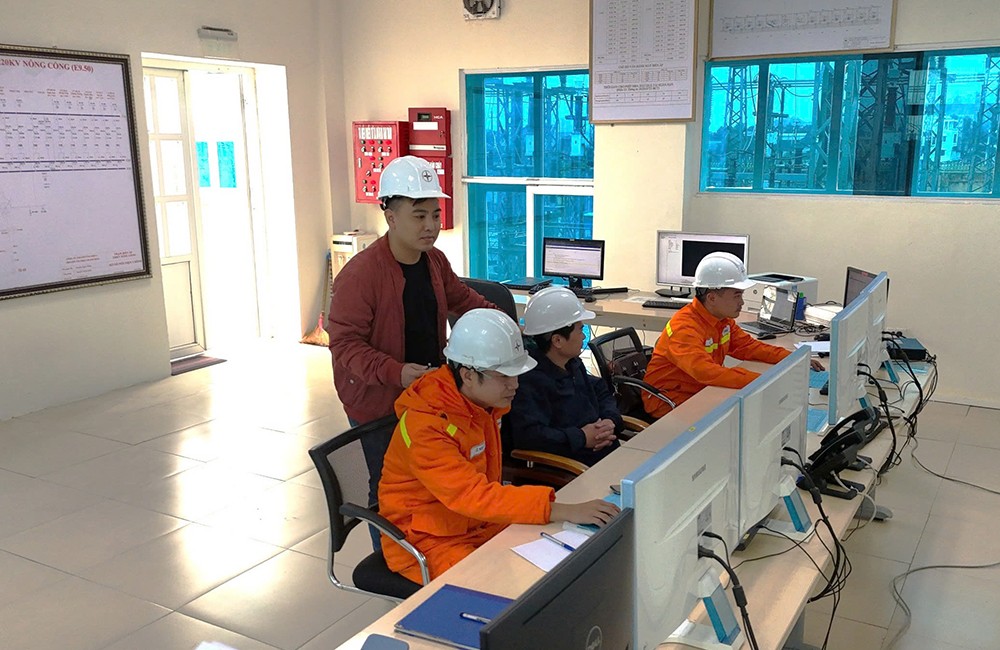 Energizing the 220kV transmission line project to import electricity from Laos to Vietnam