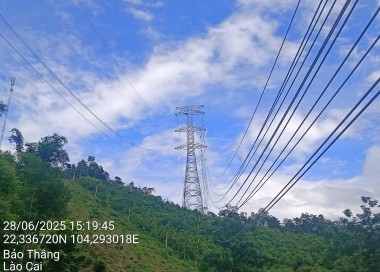 Đường dây 500kV Lào Cai - Vĩnh Yên hoàn thành kéo dây những khoảng néo đầu tiên
