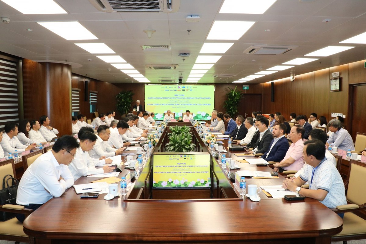 Vinacomin hosts meeting with coal export customers