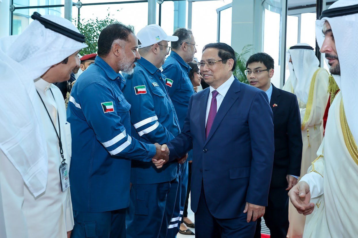 Prime Minister of Vietnam visits one of the World’s largest petrochemical complexes in Kuwait