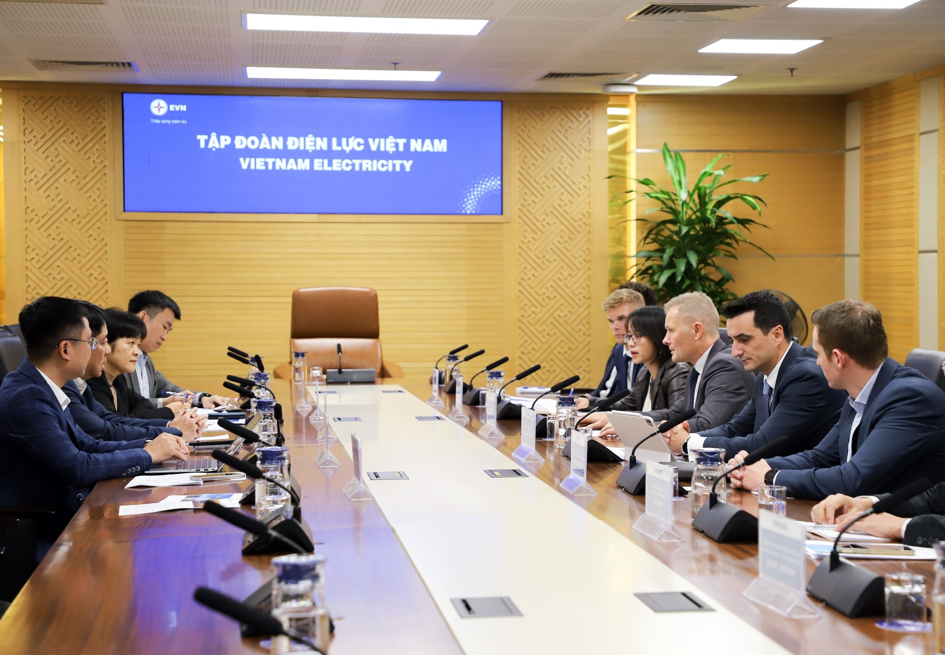 EVN and Vestas (Denmark) discuss cooperation on wind power technology and project management