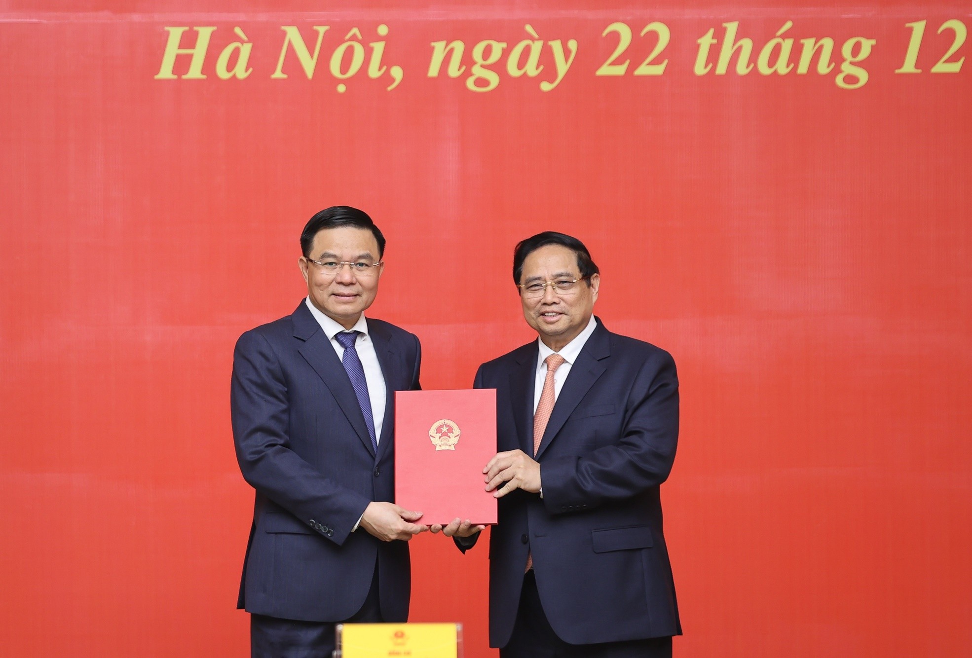 Prime Minister presents the decision appointing the acting Minister of Industry and Trade