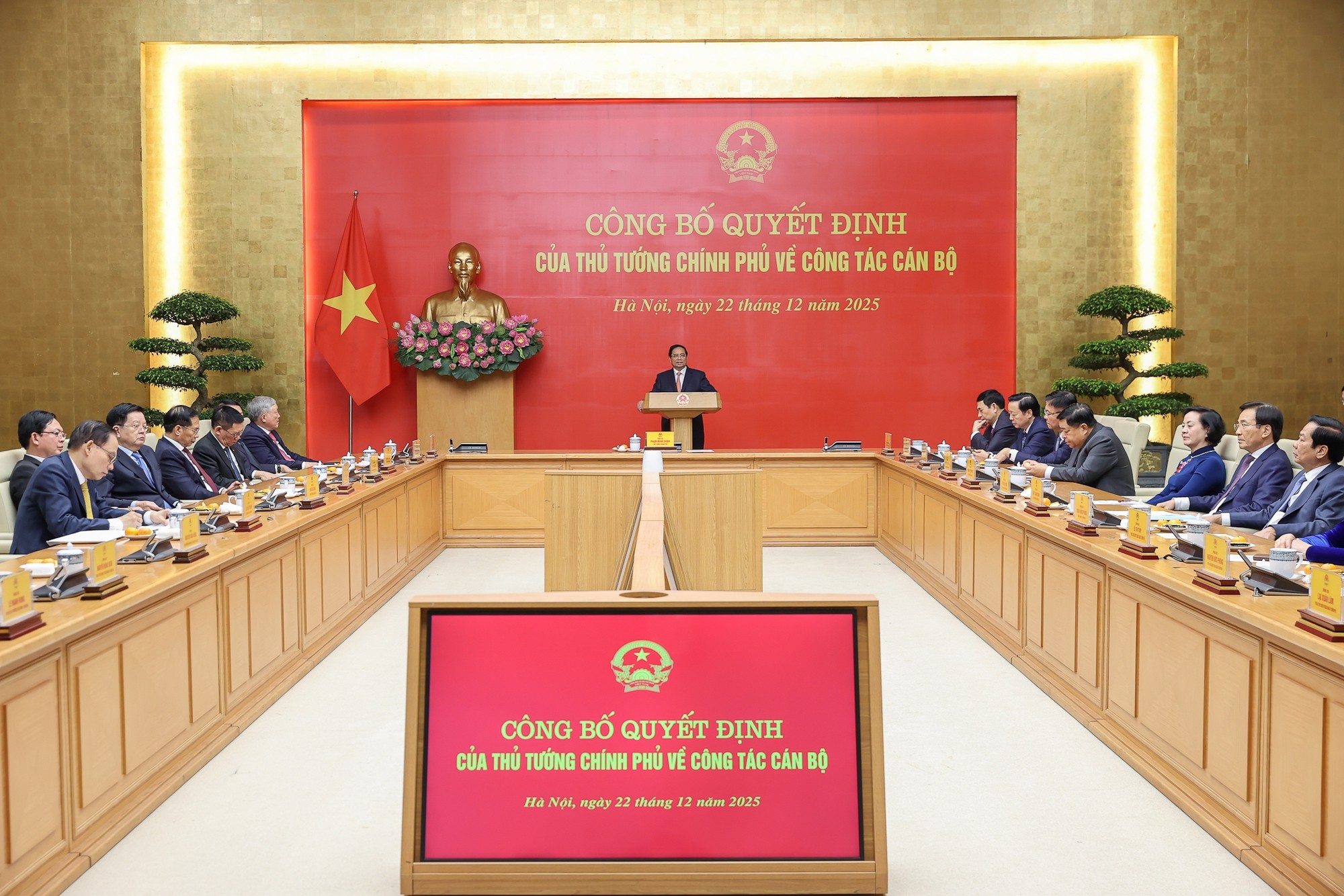 Prime Minister presents the decision appointing the acting Minister of Industry and Trade