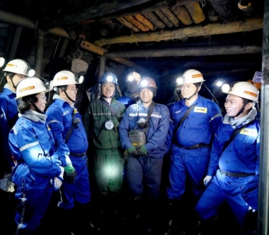 Bí thư Tỉnh ủy Quảng Ninh kiểm tra sản xuất, tặng quà thợ mỏ Than Mạo Khê