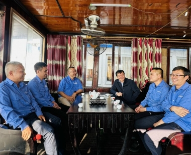 Giám đốc Quacontrol khảo sát thực địa sản xuất, thăm hỏi người lao động khu vực chuyển tải Hòn Nét