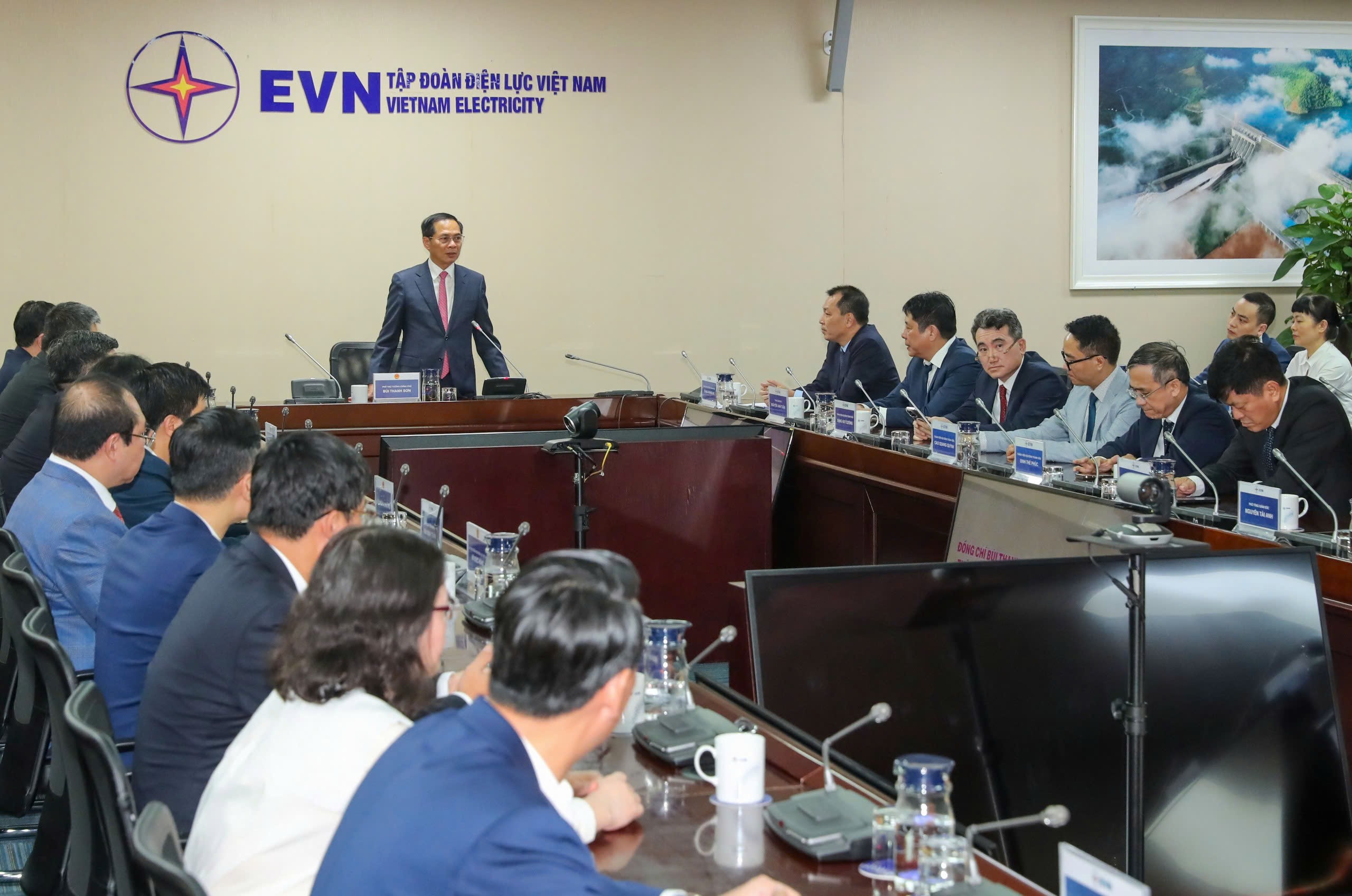 Deputy Prime Minister Bui Thanh Son Works with Vietnam Electricity on First Working Day of Lunar New Year 2026 Deputy Prime Minister Bui Thanh Son Works with Vietnam Electricity on First Working Day of Lunar New Year 2026