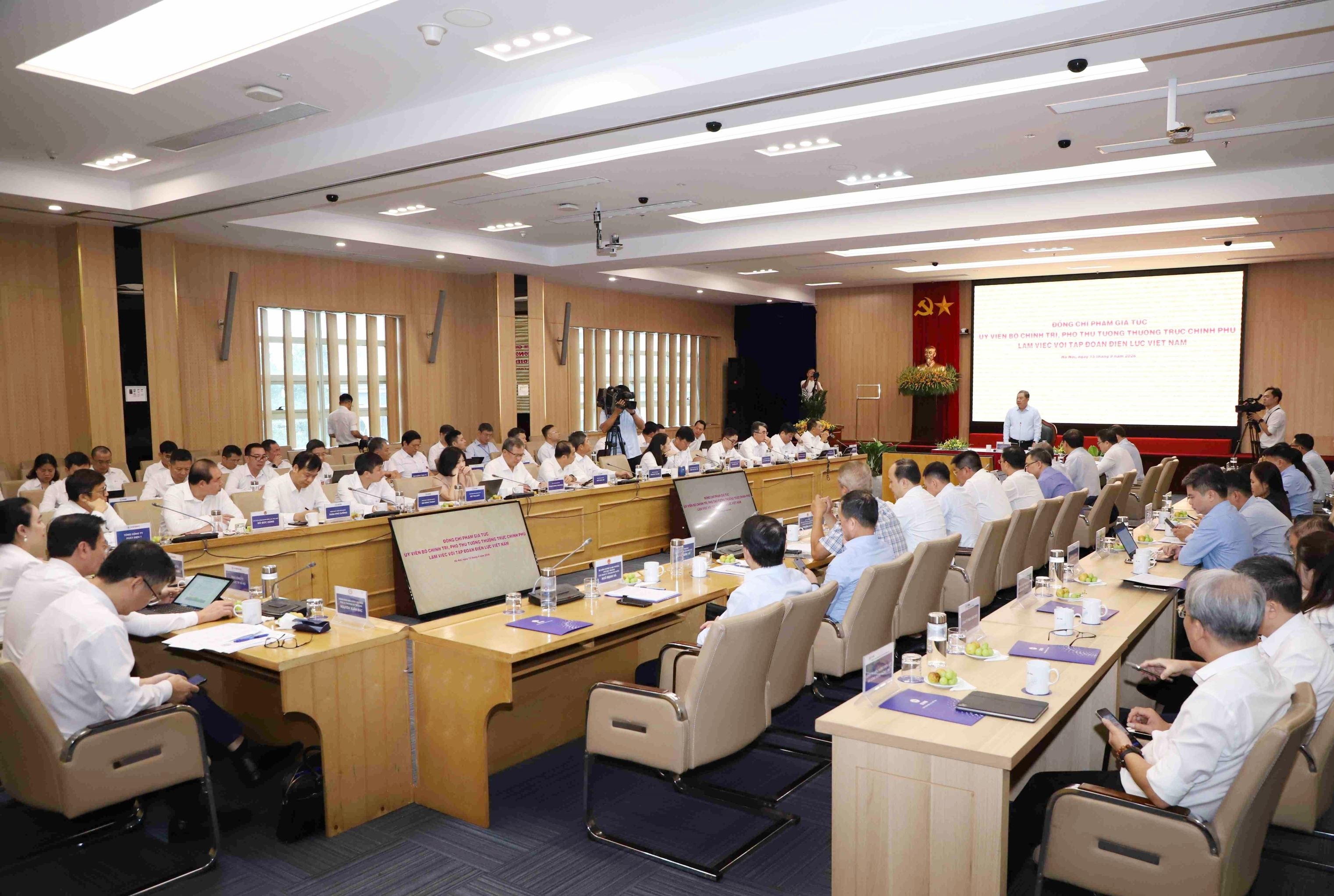 Deputy Prime Minister Pham Gia Tuc Meets with Vietnam Electricity Deputy Prime Minister Pham Gia Tuc Meets with Vietnam Electricity