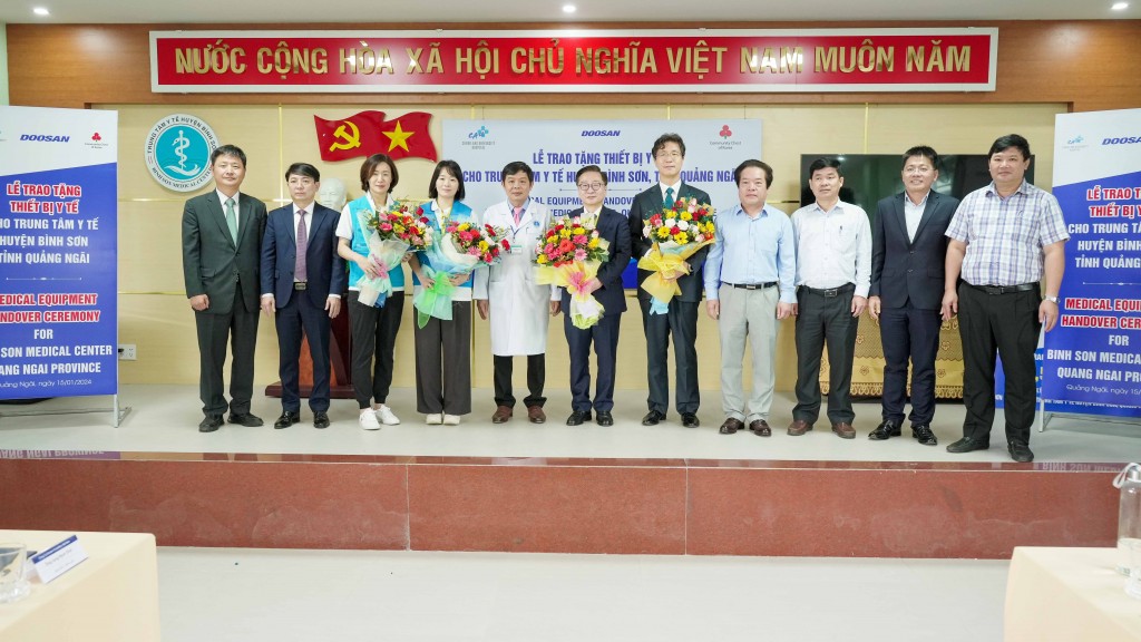 Doosan Vina and CAU conducted a free medical examination program for people and donated medical equipment to Binh Son District Health Center