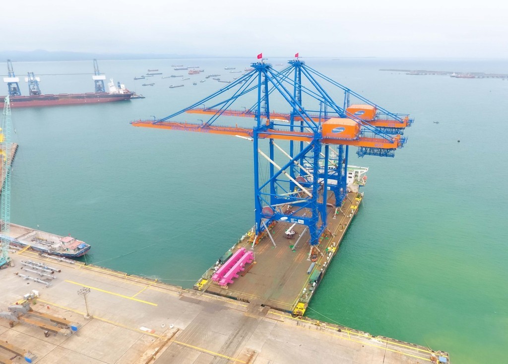 2 Small Fishing Vessels and 1 Idle Container Crane in Da Nang Port, Vietnam  Stock Image - Image of vietnam, harbor: 163347953