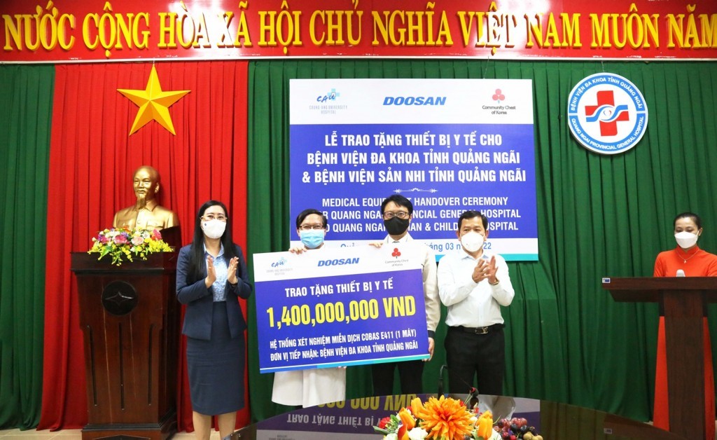 Doosan Vina continues to support medical equipment for Quang Ngai province