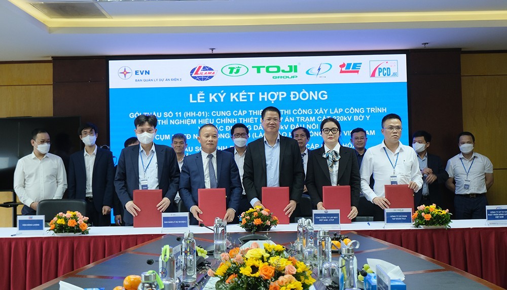 Signing contract for 2 packages of power transmission projects from Laos to Vietnam