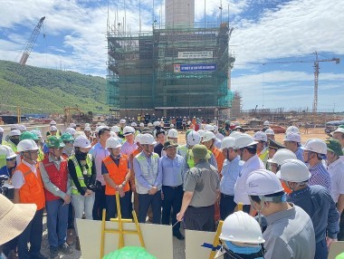 The Prime Minister inspected the construction site of the Quang Trach 1 Thermal Power Project