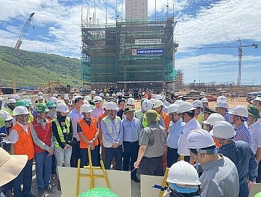 The Prime Minister inspected the construction site of the Quang Trach 1 Thermal Power Project