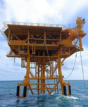 Vietsovpetro welcomed the first commercial oil flow from the RC-8 rig at Dragon field