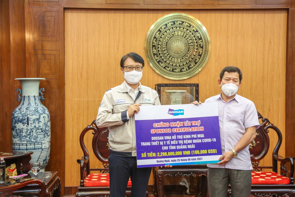 Doosan Vina sponsored nearly 2.3 billion VND to help Quang Ngai province fight Covid-19