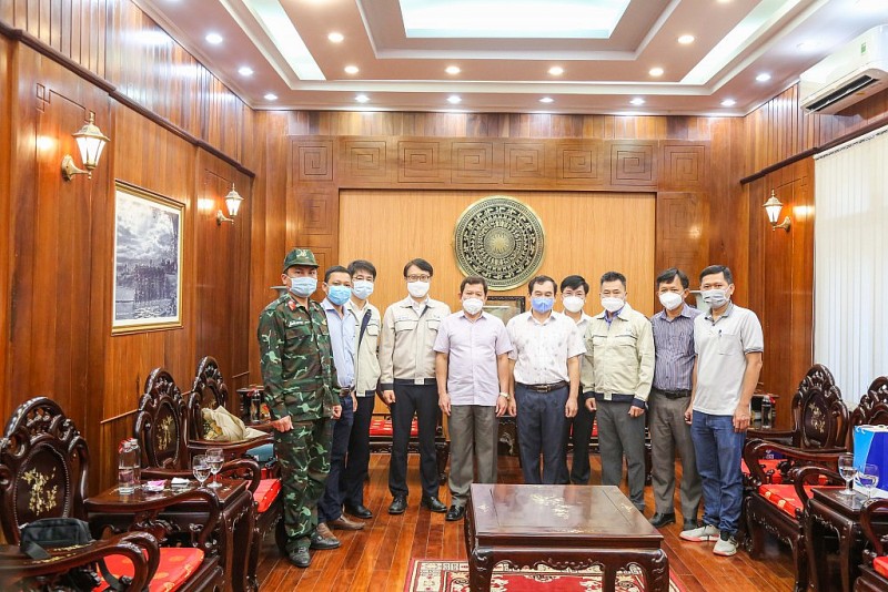 Doosan Vina sponsored nearly 2.3 billion VND to help Quang Ngai province fight Covid-19