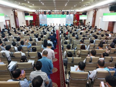 Proposing policies for developing the wind and solar and gas power projects in Vietnam