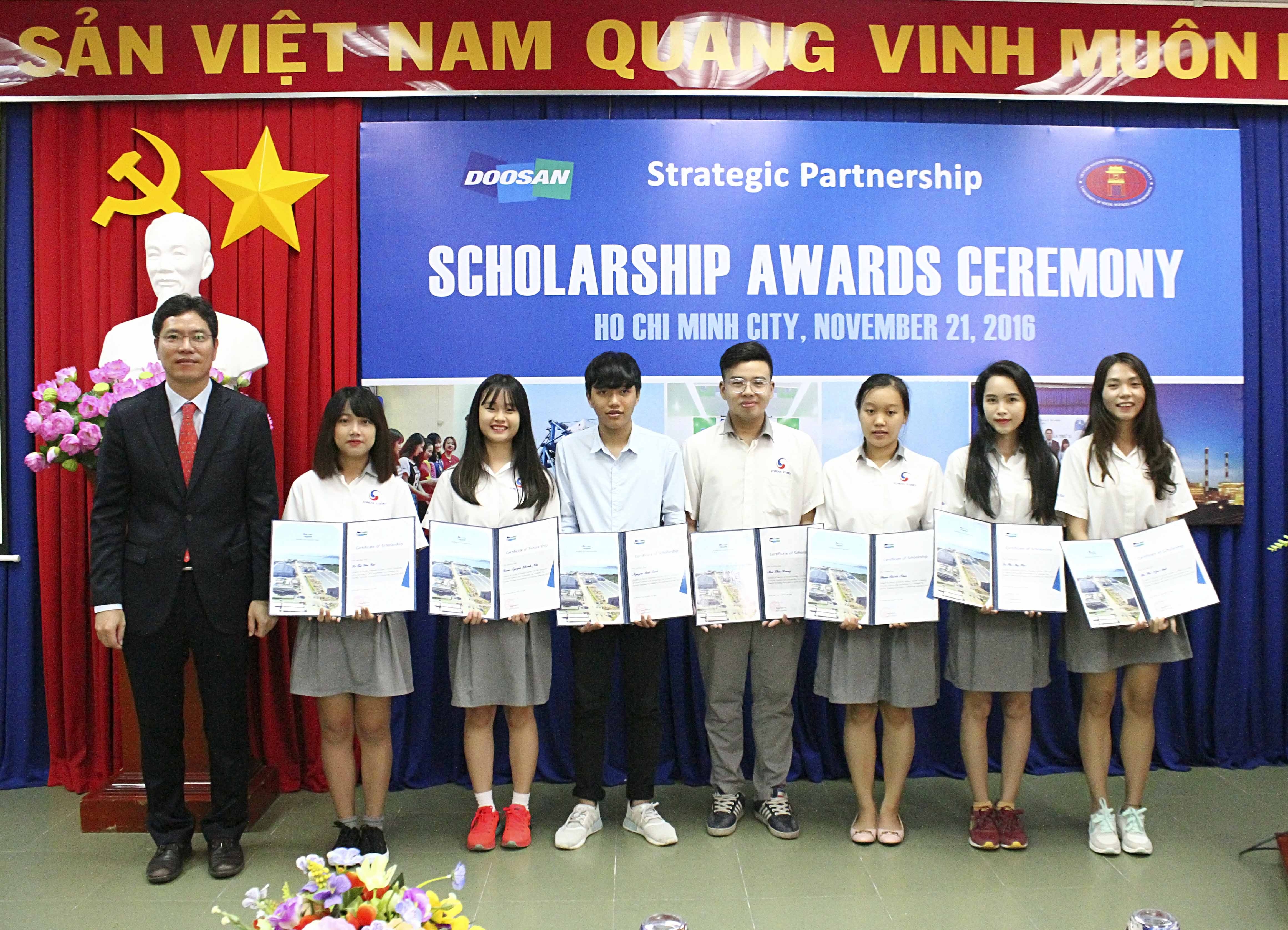 More than 1,000 Vietnamese students have received a Doosan Vina Scholarship