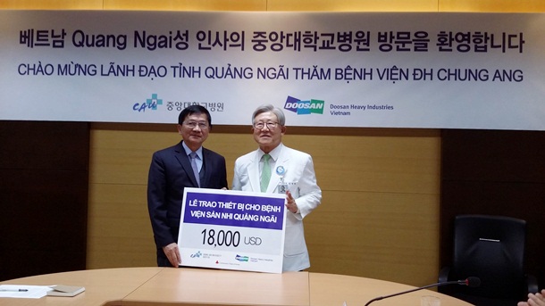 Chung Ang University Hospital donates medical equipment to Quang Ngai