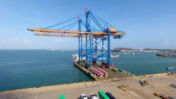 doosan vina completed the six giant ship to shore cranes for gemadept cma cgm