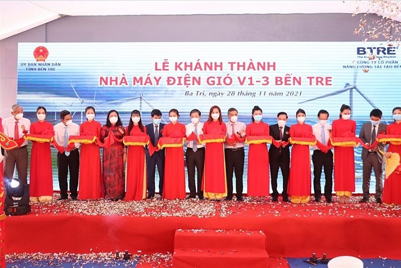 Inaugurating V1-3  wind power project in Ben Tre province