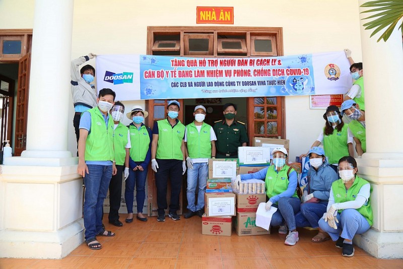 Doosan Vina ensures the rights of employees and gives gifts to people in need during Tet 2022
