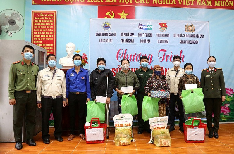 Doosan Vina ensures the rights of employees and gives gifts to people in need during Tet 2022