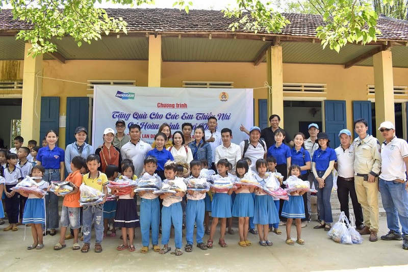 Doosan Vina ensures the rights of employees and gives gifts to people in need during Tet 2022
