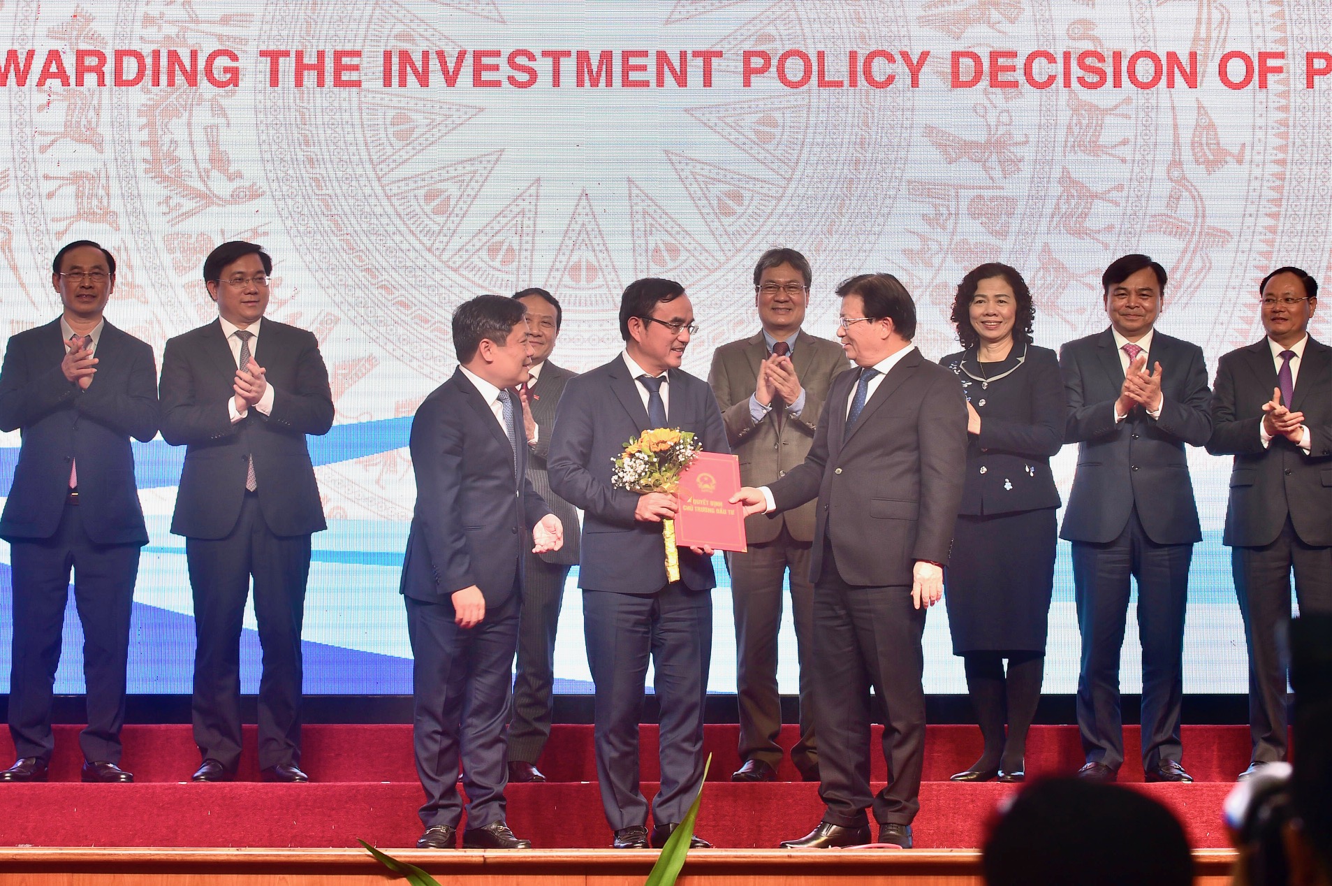 Handing decision on investment policy for Quang Trach 2 Thermal Power Project