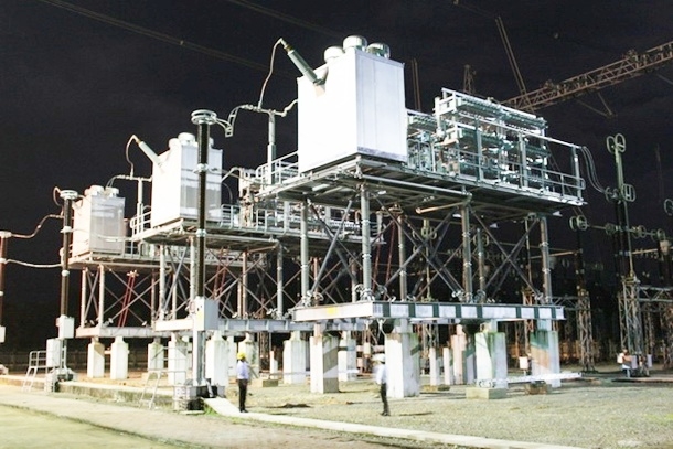 Powering  series capacitor set at Ha Tinh 500kV Transformer Substation
