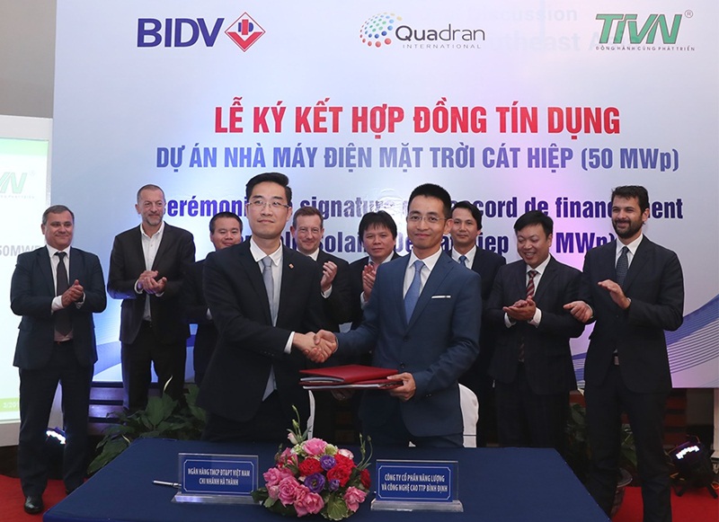 Signing the credit contract for Cat Hiep solar power project