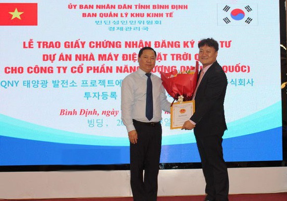 Handing investment license for QNY solar power project