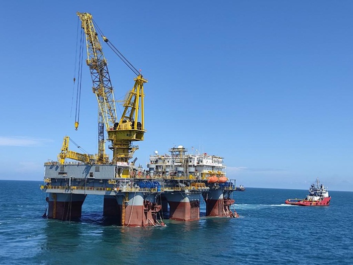 Vietnam's first semi-submersible auxiliary drilling rig went out to sea