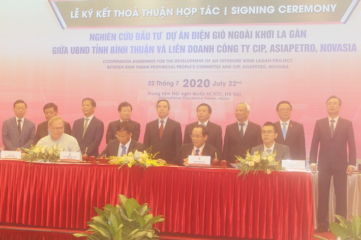 Signing MOU on developing La Gan off-shore wind power project