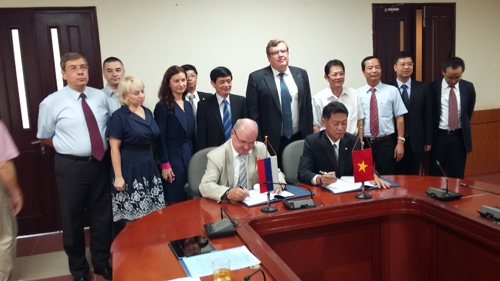Signing an agreement on building Ninh Thuan 1 Nuclear Power Plant