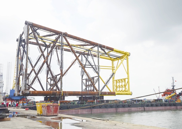 Launching the under-frame of Tho Trang rig 3