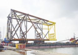 Launching the under-frame of Tho Trang rig 3