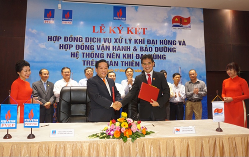 Signing the service contracts for Dai Hung and Thien Ung oil and gas fields