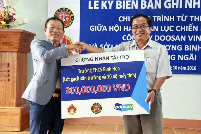 Doosan Vina continues doing charity activities in Quang Ngai province