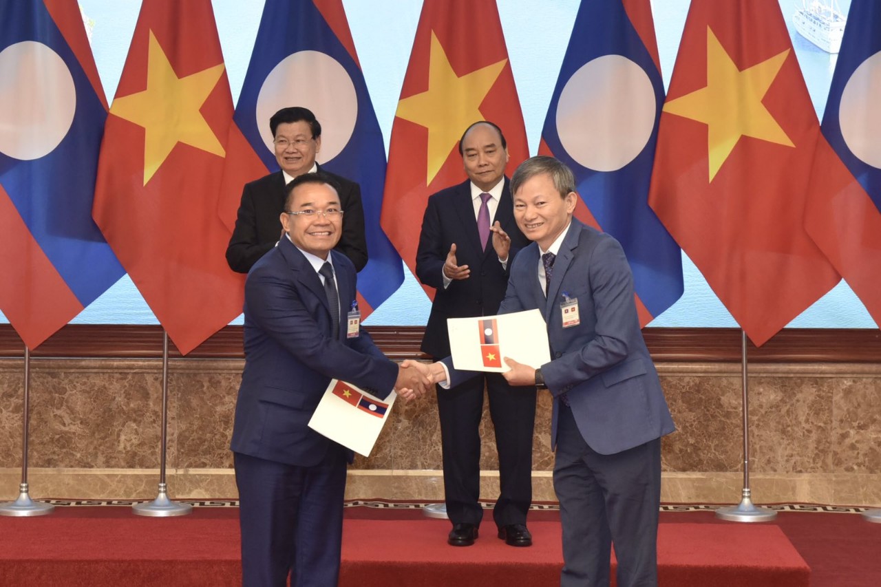 Signing MOUs on importing electricity from Laos